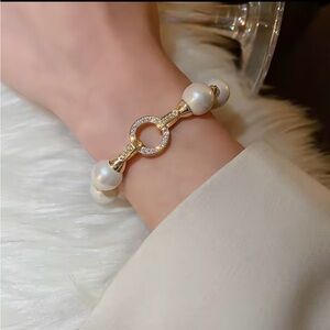 Elegant Pearl & Gold Toggle Bracelet – Light Luxury Style